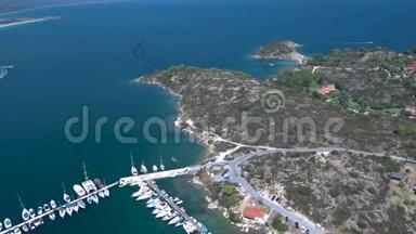 在希腊的哈尔<strong>基迪基</strong>，用无人驾驶飞机向前推进，用壮丽的蓝海俯瞰码头